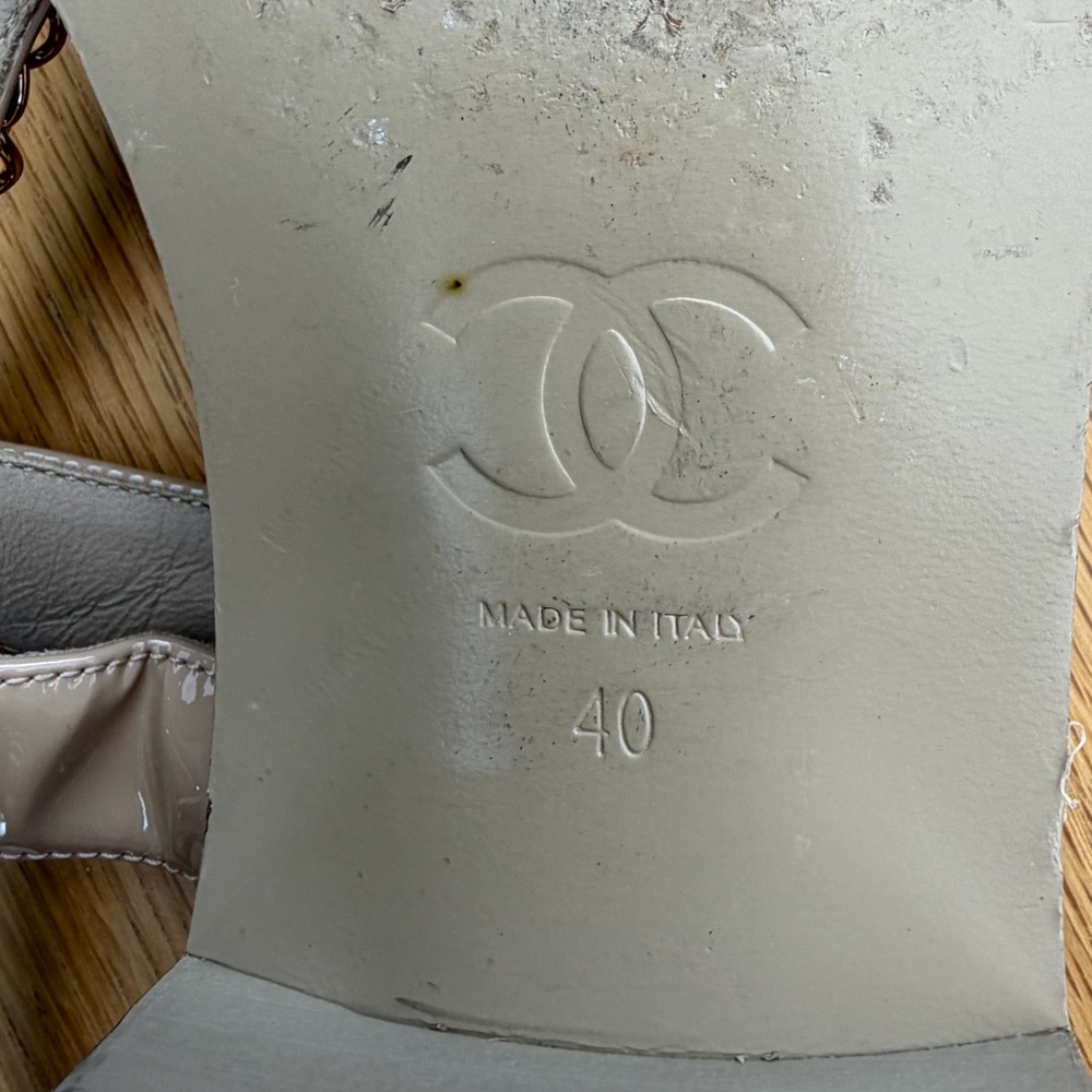 Chanel Patent Leather Thong Sandals – Size 40 - Picture 7 of 13